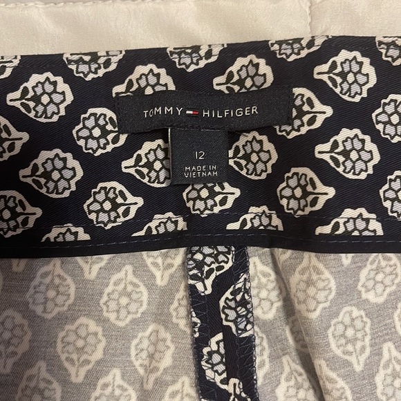 Floral print pants with zipper front, tapered leg, lightweight cotton fabric. - Picture 4 of 6